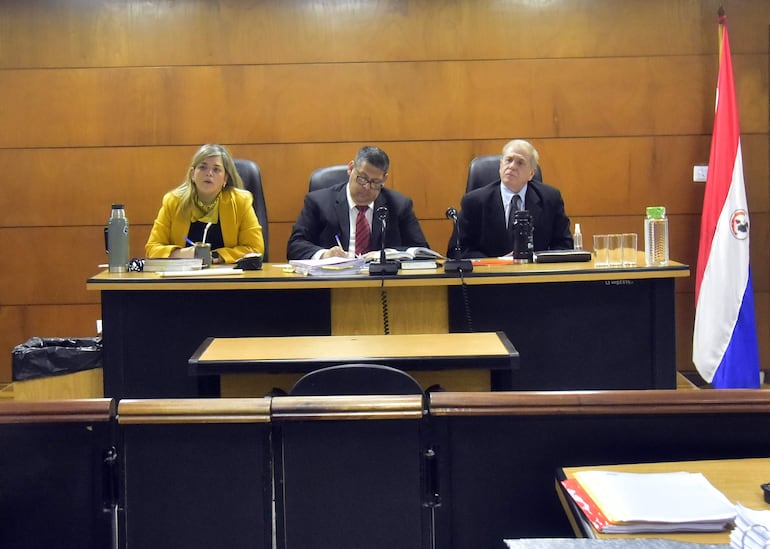De izq, a der, María Fernanda García de Zúñiga, Juan Carlos Zárate (centro) y Héctor Capurro, miembros del Tribunal de Sentencia.