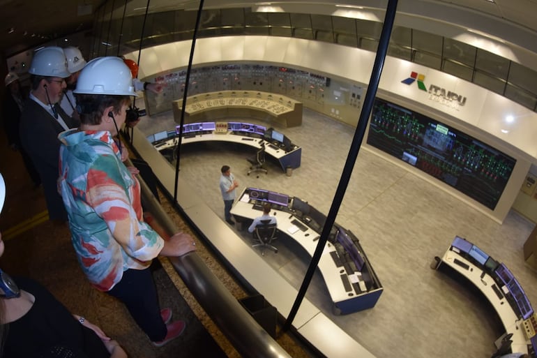 Directora gerente del FMI, Kristalina Georgieva, durante su visita a la Central Hidroeléctrica Itaipú.