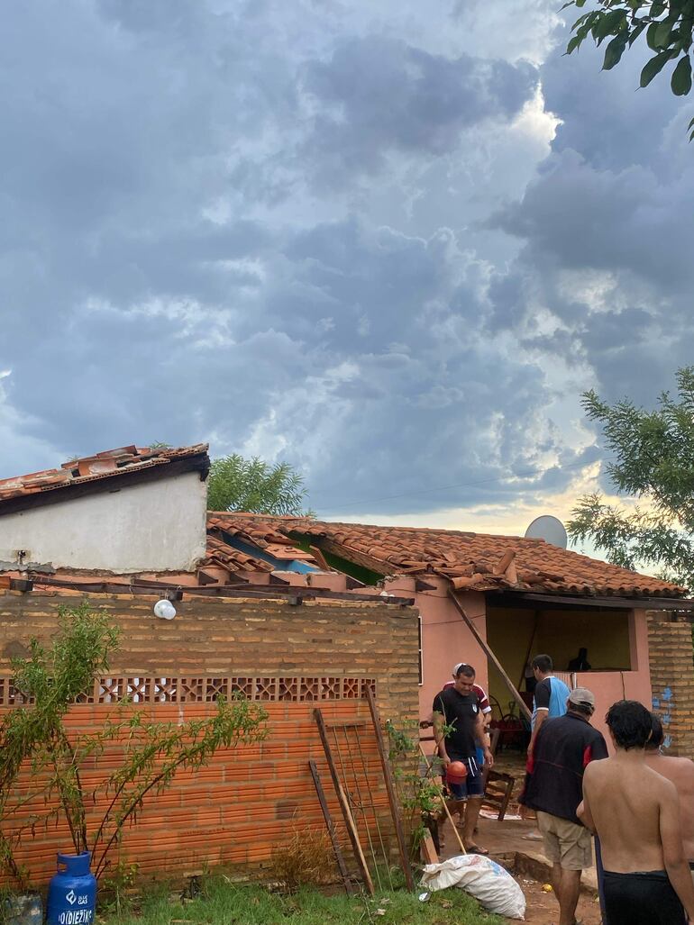 Una madre y su hijo de seis años fueron atendidos por bomberos voluntarios.