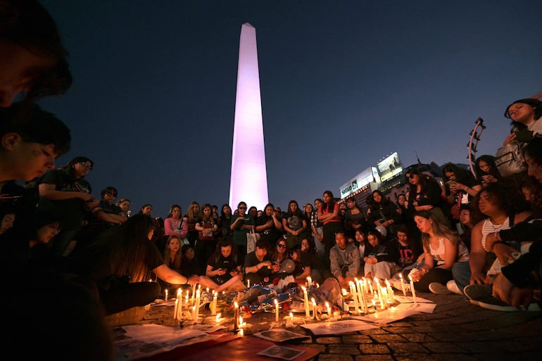 Fans de Liam Payne dejan velas en su homenaje, el jueves cerca del Obelisco de Buenos Aires.
