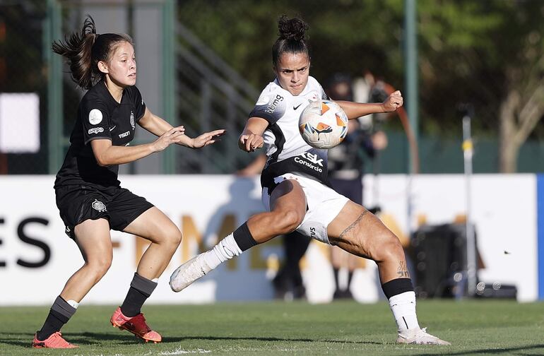 AME6670. YPANÉ (PARAGUAY), 12/10/2024.- Isabela - Isabela Ferreira (d) de Corinthias disputa el balón contra Agustina Varela de Olimpia este sábado, en un partido de los cuartos de final de la Copa Libertadores Femenina entre Corinthias y Olimpia en el estadio Carfem de Ypané (Paraguay). EFE/ Juan Pablo Pino
