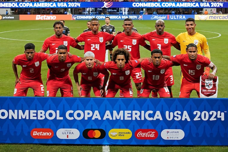 Panama's players pose for photos ahead of the Conmebol 2024 Copa America tournament group C football match between Panama and USA at Mercedes Benz Stadium in Atlanta, Georgia, on June 27, 2024. (Photo by EDUARDO MUNOZ / AFP)