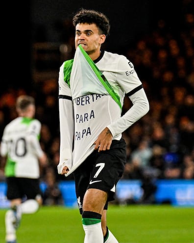 Luis Díaz celebra su gol exhibiendo bajo la camiseta el lema ‘Libertad para papá’, un mensaje para los que secuestraron a su padre en Colombia.