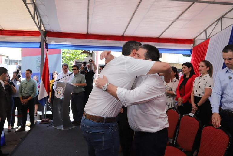 Horacio Cartes y Santiago Peña, ayer, en un acto oficial en el barrio San Francisco. (Foto Gentileza)