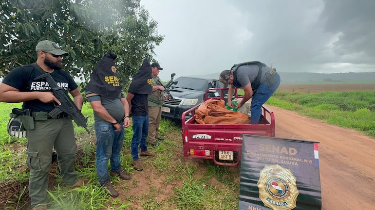 Transportaban más de 100 kilos de marihuana en un motocarro.