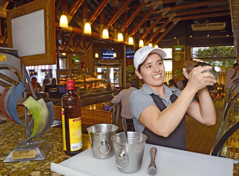 Rosalina Vallejos, premiada por preparar la mejor caipiriña de Asunción en el año 2014.
