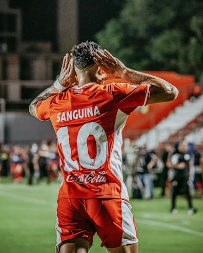 Jorge Sanguina, jugador de General Caballero JLM, celebrando un gol ante Tacuary.