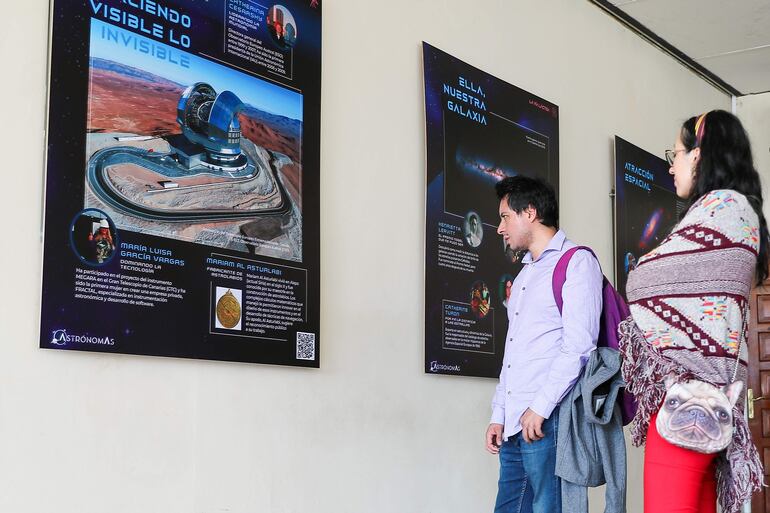 Personas visitan la exposición 'AstrónomAs', en las salas del Centro Cultural 'Pedro Vicente Maldonado', este jueves en Quito (Ecuador). La exposición 'AstrónomAs', que reivindica a 56 de las mujeres más destacadas que dedicaron su vida al estudio del espacio, se inauguró este jueves en Quito con la misión de despertar vocaciones científicas en niñas y adolescentes de Ecuador. La muestra está expuesta en una de las salas del Centro Cultural 'Pedro Vicente Maldonado', en el que se encuentra el Planetario del Instituto Geográfico Militar (IGM) y donde se recogen los hallazgos tanto de figuras históricas como de astrónomas en activo.