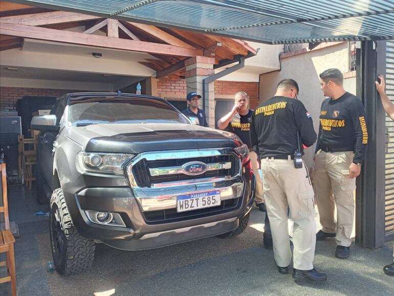 Lujosa camioneta dentro de la casa del que sería un narcotraficante.