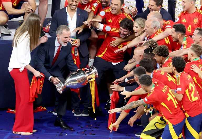 El rey Felipe VI y su hija, la infanta Sofía, celebran con los jugadores de la selección de fútbol España su victoria en la final de la Eurocopa disputada ante Inglaterra el pasado 14 de julio. EFE/Georgi Licovski
