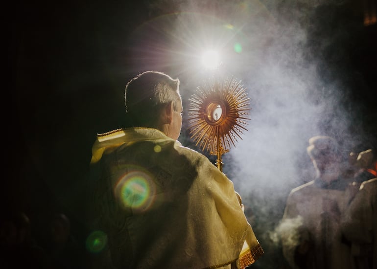 Día del sacerdote: dónde se estudia y cuánto puede ganar un cura