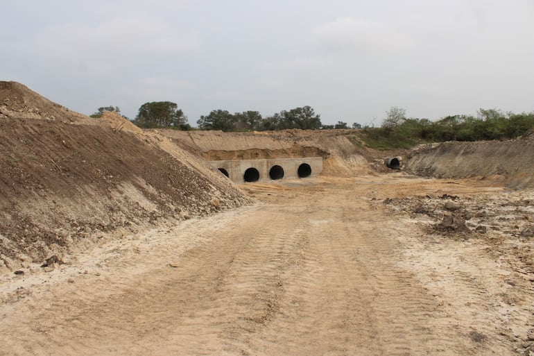 Represa construida para aprovechamiento del agua del río Paraguay en arrozales en Zanjita.