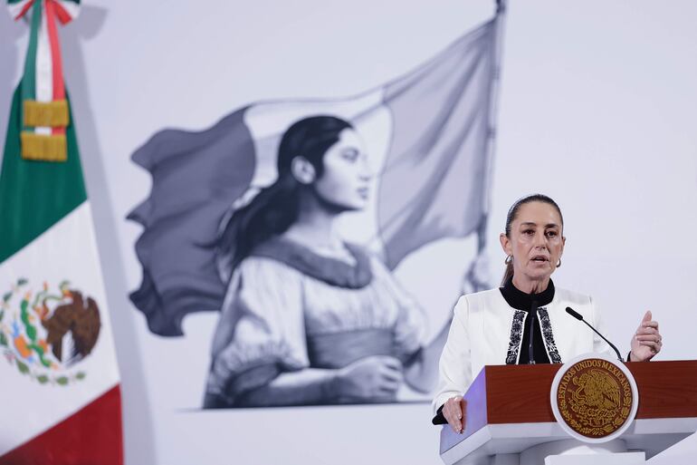 La presidenta de México, Claudia Sheinbaum, habla durante una rueda de prensa este jueves, en el Palacio Nacional de Ciudad de México (México). Sheinbaum aseguró que su Gobierno apoya a los dos mexicanos que resultaron heridos en el atropello masivo que dejó 15 muertos el miércoles en la ciudad estadounidense de Nueva Orleans.