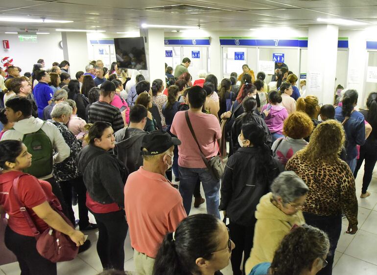 Una aglomeración de asegurados ayer en el Hospital Central de Instituto de Previsión Social (IPS) en búsqueda de turnos para consultas, a raíz de una reingeniería en el agendamiento en el Centro de Atención Ambulatoria (CAA).