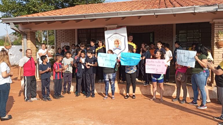 Estudiantes, padres, y docentes se manifestaron por la reposición del almuerzo escolar en la Esc. Angel Riquelme.