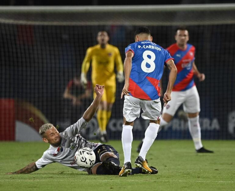 Federico Carrizo (arriba), de Cerro Porteño, ante la marca de Facundo Velazco (abajo), de Nacional.