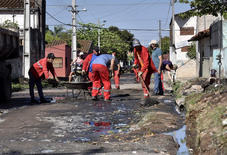 Obreros trabajaron ayer en la limpieza de la calle Tacuarí, continuación de la obra. Aquí ya no se hará el recapado porque los trabajos solo consistían en una cuadra, explicó el director. 