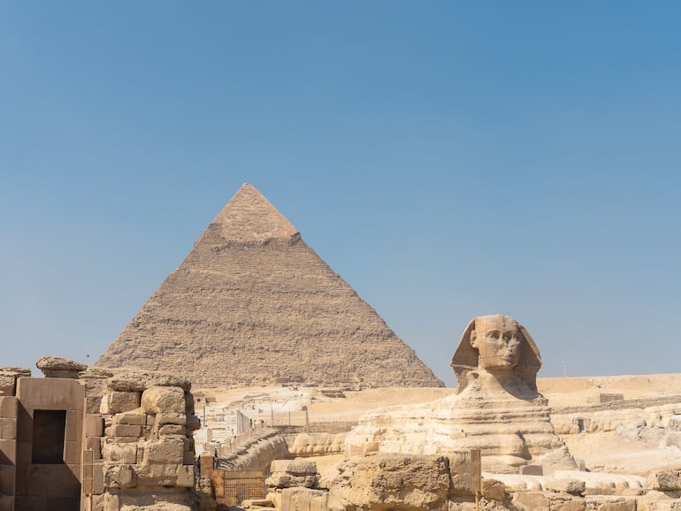 Vista panorámica de la gran Esfinge de Giza esculpida en roca caliza junto a la Pirámide de Kefren en El Cairo Egipto