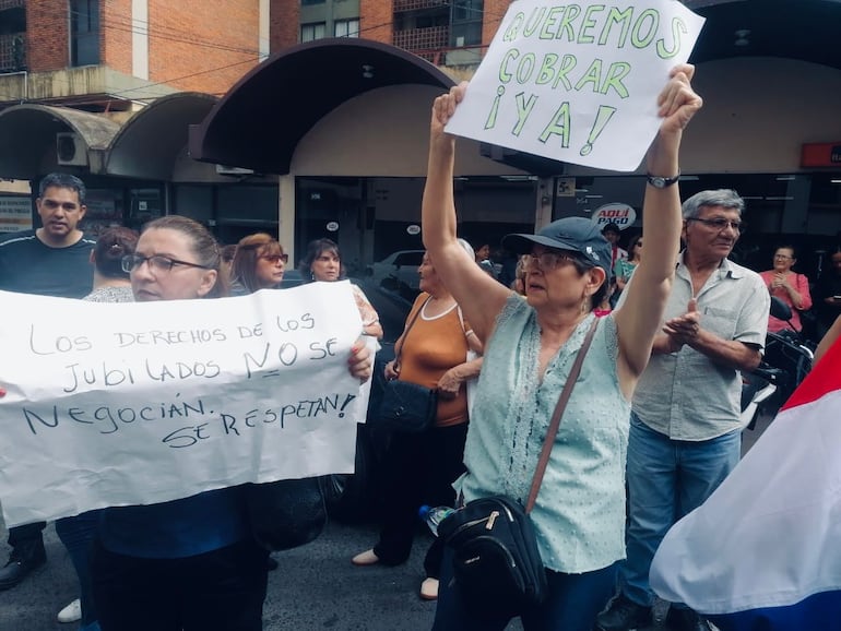 Los jubilados exigen el cobro de sus haberes en la "Carpa de la resistencia".