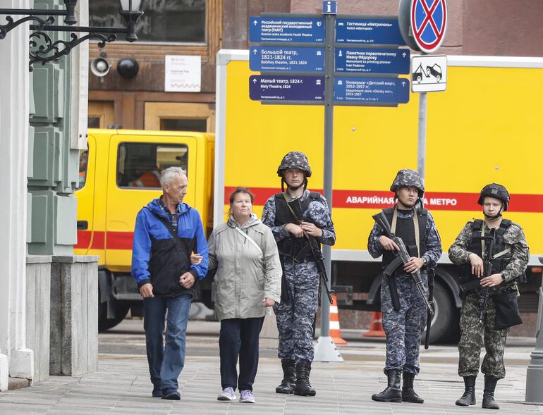 Soldados rusos montan guardia en una calle del centro de Moscú, Rusia, el 24 de junio de 2023. El alcalde ya decretó día no laborable para este lunes.