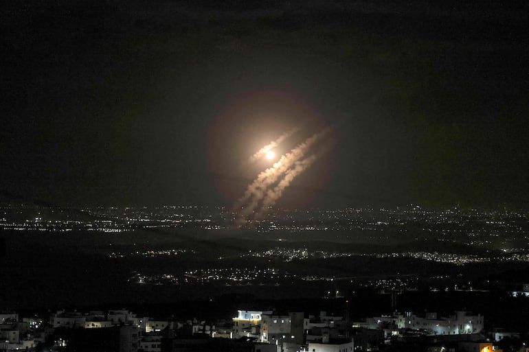 Foto tomada desde West Bank muestra los proyectiles sobre la ciudadd de Ashdod.