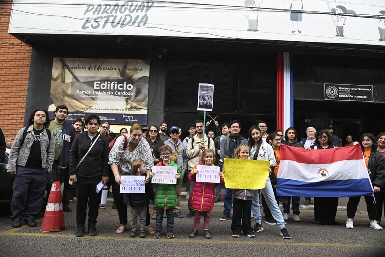 Estudiantes y docentes del Conamu se manifestaron frente al MEC, en reclamo del salón auditorio Emilio Biggi.