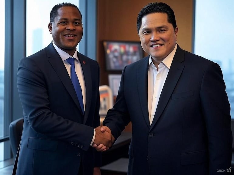 Patrick Kluivert (i) con el dirigente Erick Thohir.