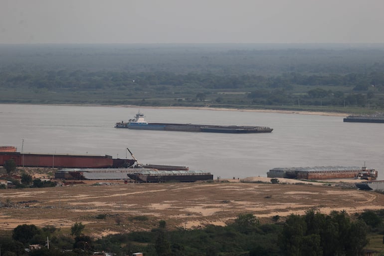  Una embarcación navega el río Paraguay, a la altura del muelle de Asunción.