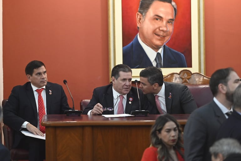 Santiago Peña con Horacio Cartes en la Junta de Gobierno.