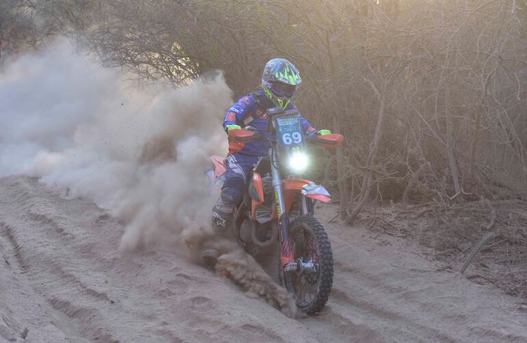 Enrique Giummarresi, con la moto KTM EXC #69 del Team GP Hona Racing, sobresalió en la CL450.