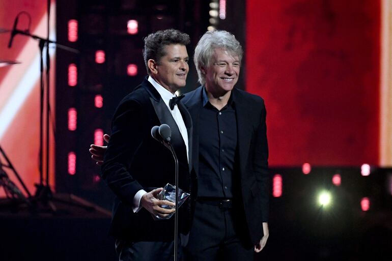 Carlos Vives recibió de manos de Jon Bon Jovi el premio a la Persona del Año.