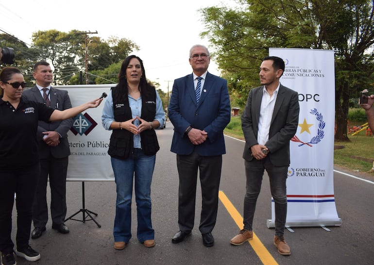 La Ministra Claudia Centurión se comprometió retirar las lomadas, hasta ahora 30 ya fueron destruidas.