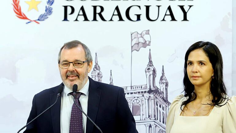 La nueva superintendente de seguros Jazmín Bernal, junto al presidente del BCP Carlos Carvallo