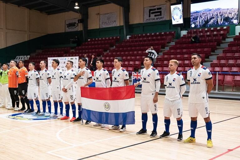 Los jugadores de la selección paraguaya de Fútbol de Salón en la entonación del Himno Nacional en el Gimnasio Municipal de Tecate.