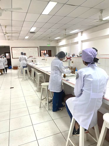 La Competencia Nacional de Química incluye pruebas de laboratorio en una de sus categorías.