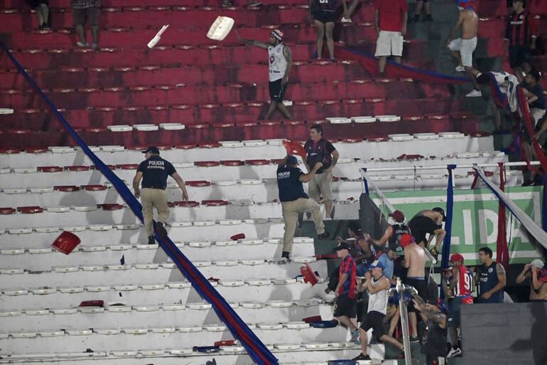 Los incidentes entre los barras de Cerro Porteño en la Gradería Norte durante el partido ante 2 de Mayo en el estadio Defensores del Chaco, en Asunción.