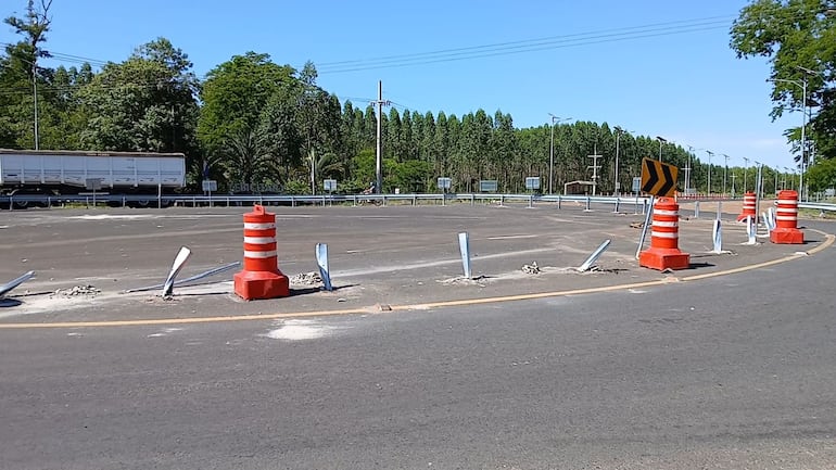 Parte de la rotonda en el cruce Tebicuary quedó destruida en el último accidente de tránsito.