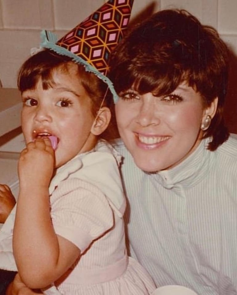 Kim Kardashian con su mami en una tierna postal de hace cuatro décadas. (Instagram/Kris Jenner)