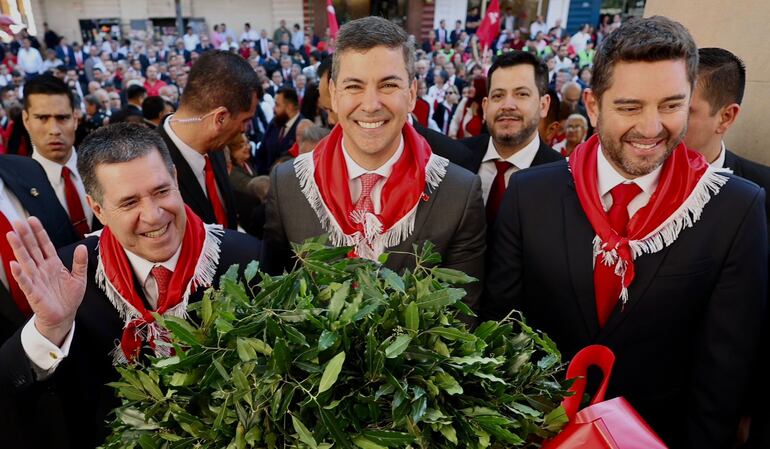 Horacio Cartes acompañando muy de cerca a los actuales representantes del Poder Ejecutivo.