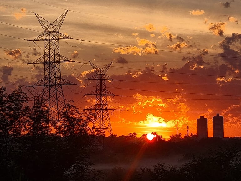 Amanecer en la costanera de Asunción.