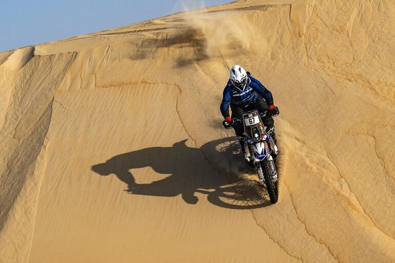 El piloto paraguayo Rolando Martínez (KTM 450 Rally Replica), bajando una de las complicadas dunas de Medio Oriente.