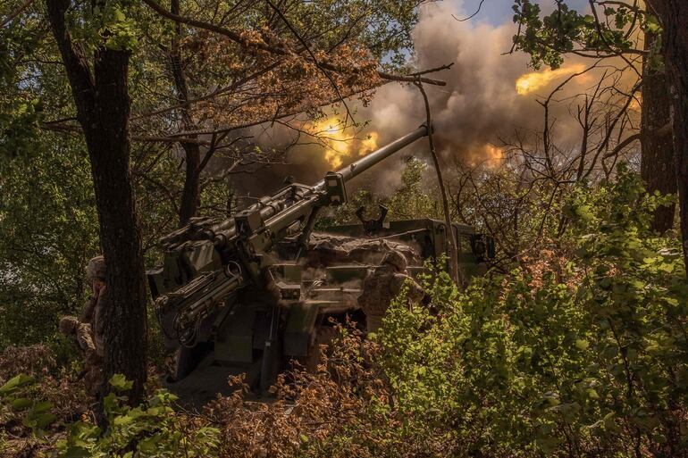 Una pieza de artillería ucraniana dispara contra posiciones rusas en la región de Donetsk, el pasado jueves.