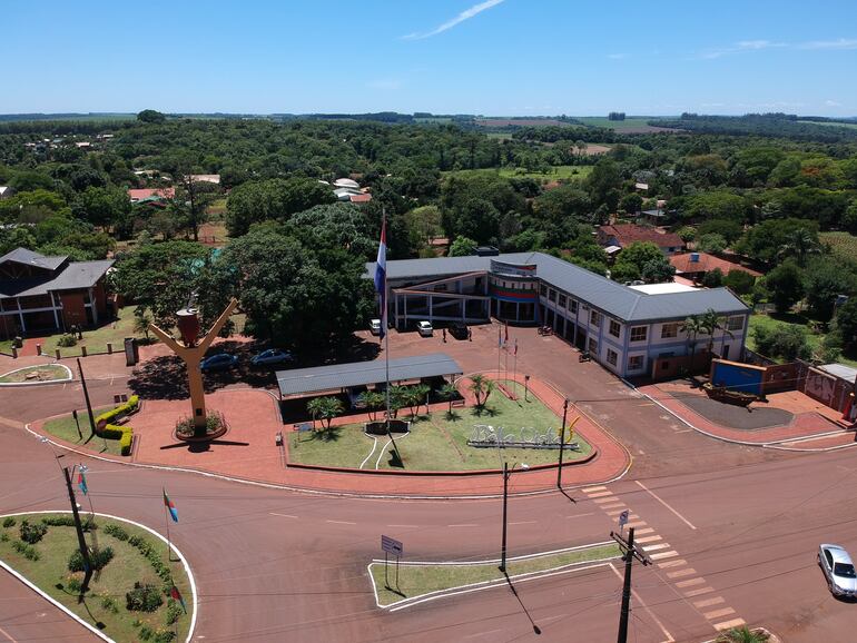 Vista de la sede del gobierno municipal y del monumento a la yerba mate, ubicados en inmediaciones a la rotonda de Bella Vista, sobre la ruta PY06.