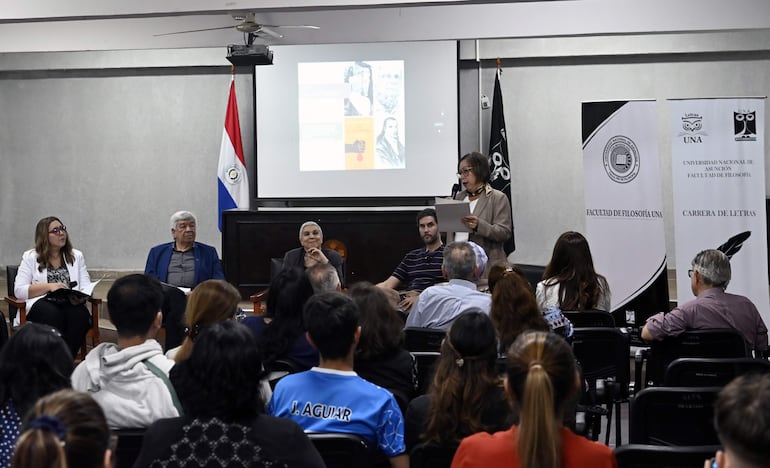 Un momento al inicio de la charla que se ofreció ayer para derribar los mitos de que "Yo el Supremo" es una obra "difícil" de ser leída.