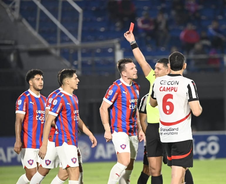 El árbitro Blas Romero expulsa a Eduardo Brock, futbolista de Cerro Porteño, en el partido frente a Libertad por la undécima fecha del torneo Clausura 2024 del fútbol paraguayo en el estadio Defensores del Chaco, en Asunción, Paraguay.