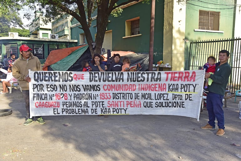 Miembros de pueblos originarios protestando frente a la sede del Indi, en Asunción. (Imagen de archivo).