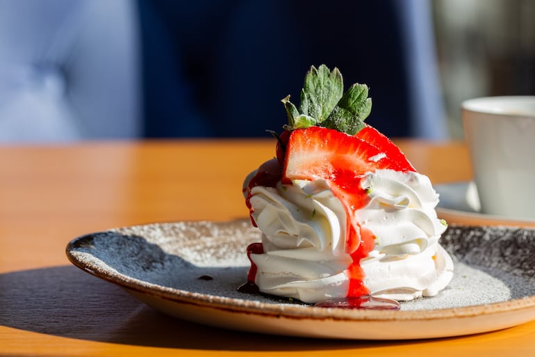 Merengue de almendras con frutas.