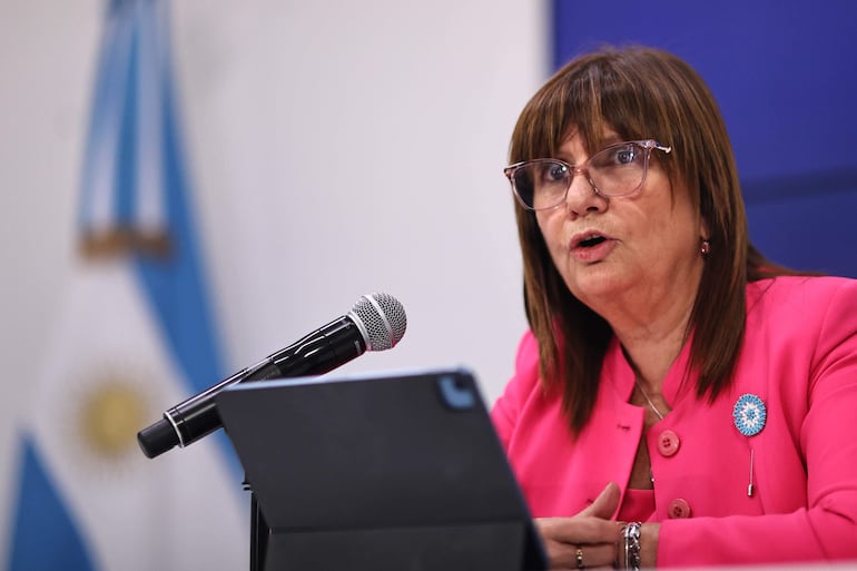 La Ministra de seguridad de Argentina, Patricia Bullrich habla durante una rueda de prensa, en Buenos Aires (Argentina).