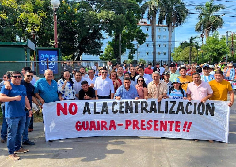 Intendentes y concejales guaireños durante la protesta frente a Mburuvicha Róga. 