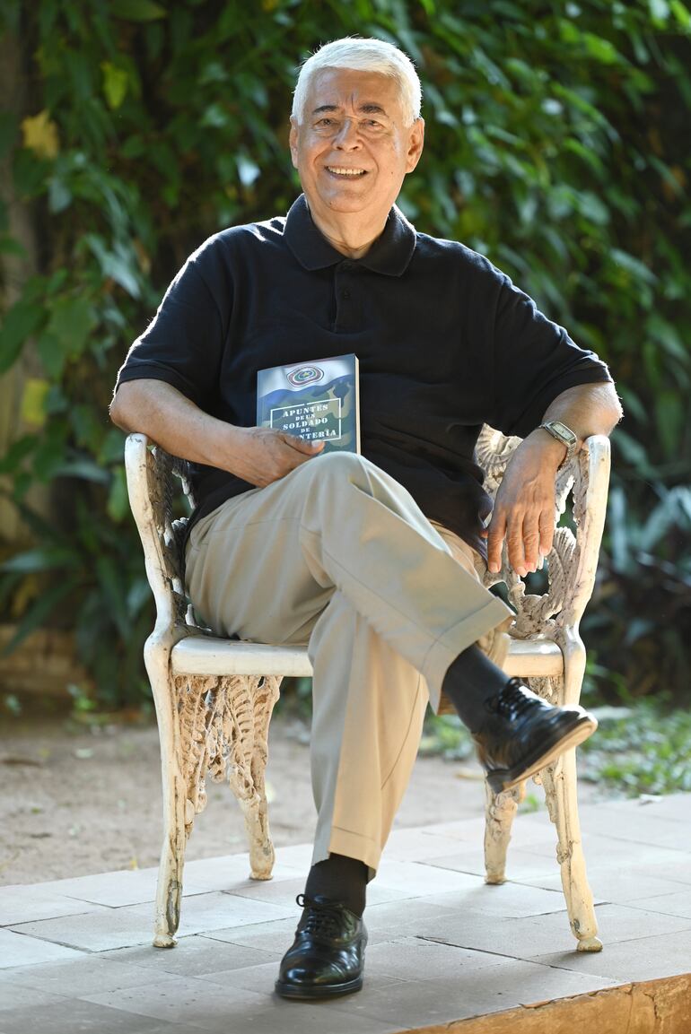 El General Juan Antonio Pozzo muestra su libro.